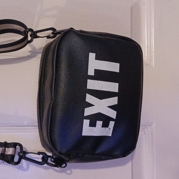 Exit Bag - Picture 2 of 6